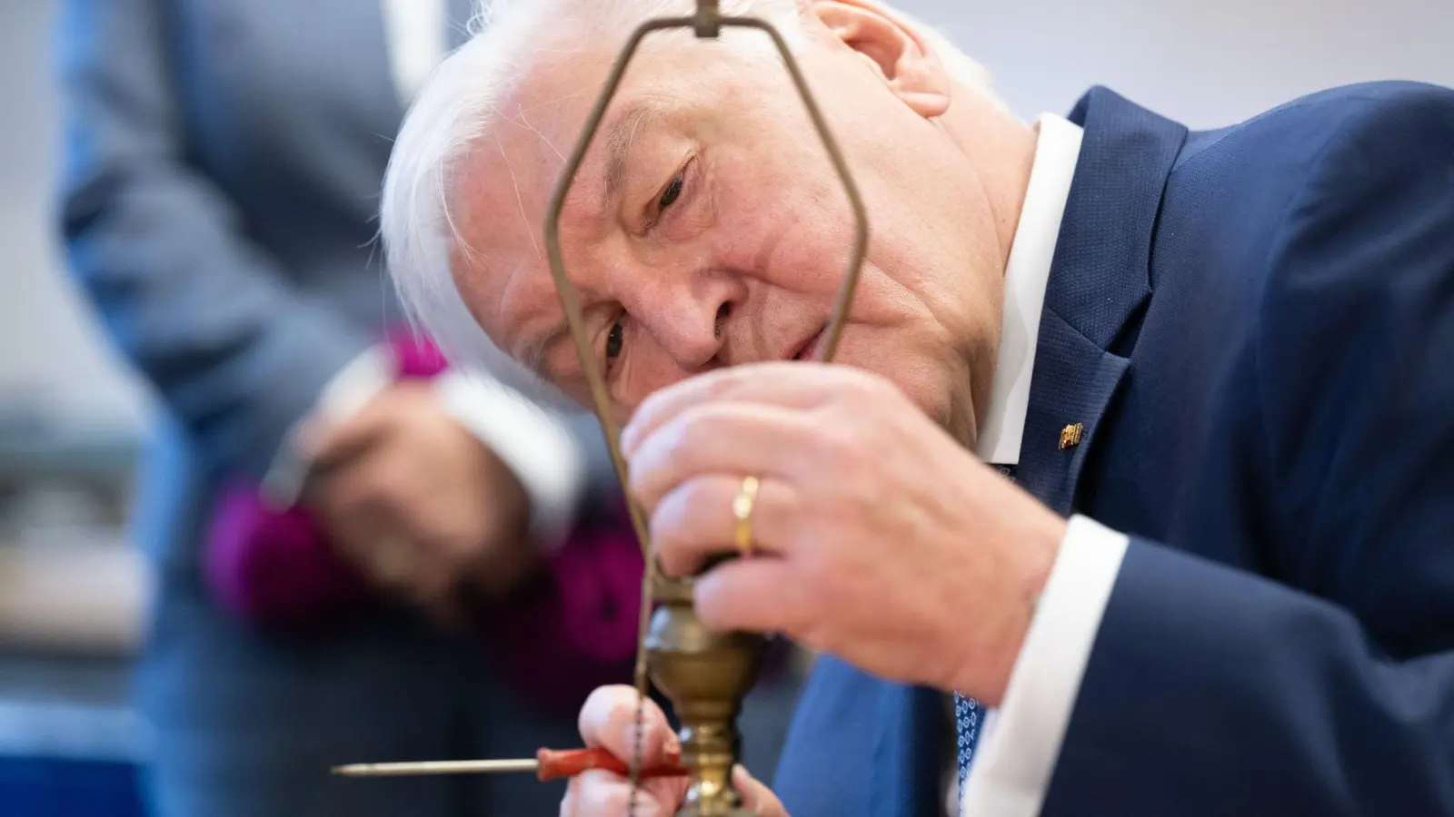 Bundespräsident Steinmeier legt den Schraubenzieher an (Foto: Sebastian Kahnert/dpa)
