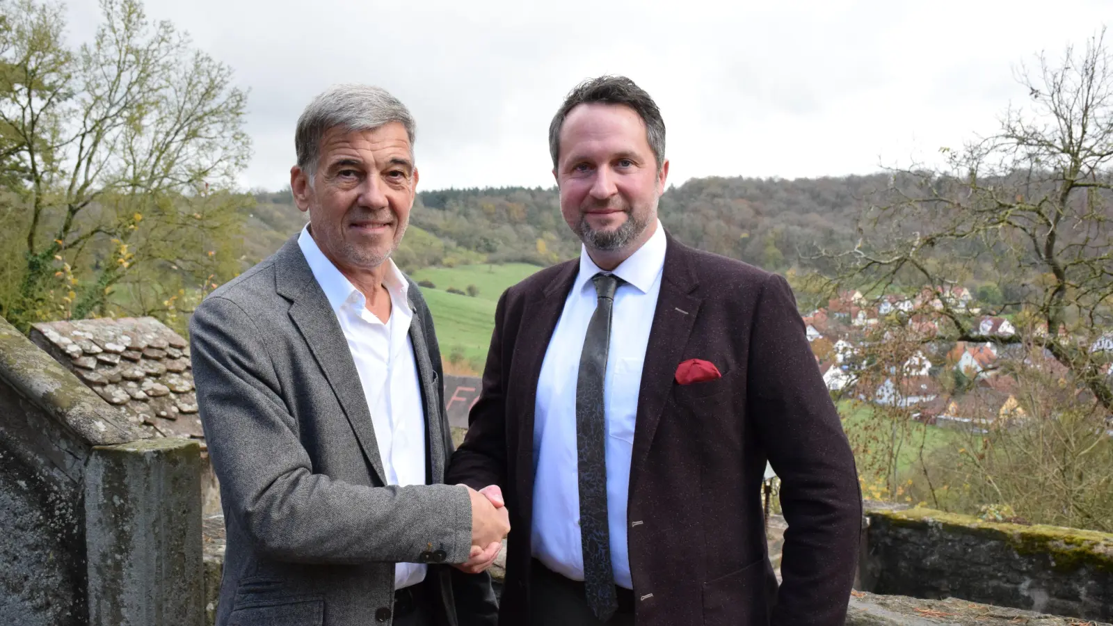 Stabübergabe mit Staatswald-Panorama: Nachfolger des langjährigen Rothenburger Forstbetriebsleiters Norbert Flierl (links) wird Florian Vogel. (Foto: Philipp Zimmermann)