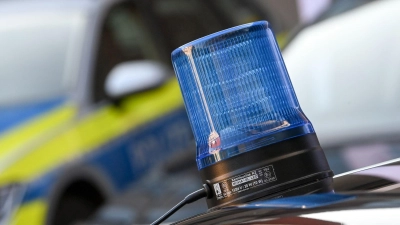 Mehrere Notrufe gingen bei der Polizei wegen eines aggressiven 17-Jährigen ein.  (Symbolbild: Hendrik Schmidt/dpa-Zentralbild/dpa)