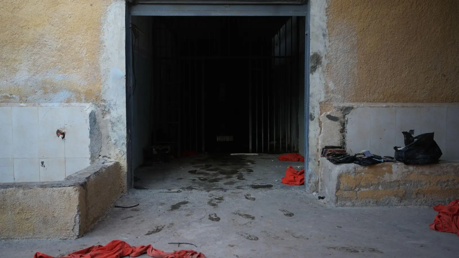 Insassen des al-Schaddadi-Gefängnisses in Syrien konnten im Januar fliehen, wurden aber später teils wieder geschnappt und in den Irak gebracht. (Archivbild) (Foto: Moawia Atrash/dpa)