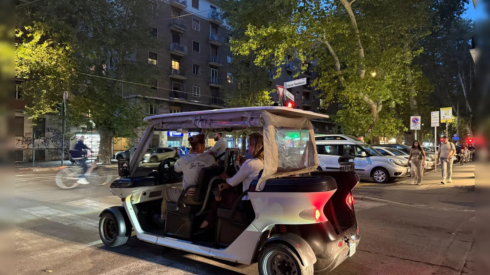 Immer mehr Golfcarts mit Touristen verstopfen Roms Straßen. (Foto: Sabine Dobel/dpa)