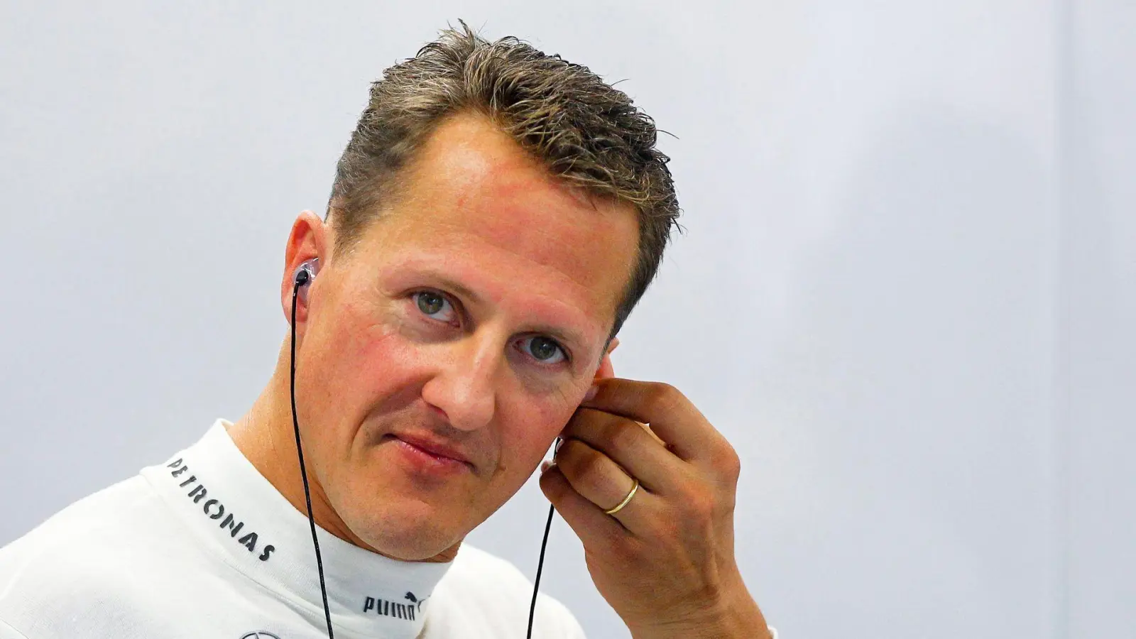 Michael Schumacher 2012 in Singapur. Kriminelle sollen versucht haben, die Familie des früheren Formel-1-Weltmeisters zu erpressen. (Foto: Diego Azubel/epa/dpa)