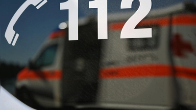 Ein Krankenwagen bringt den Verletzten schließlich in ein Krankenhaus. (Symbolbild) (Foto: Patrick Seeger/dpa)