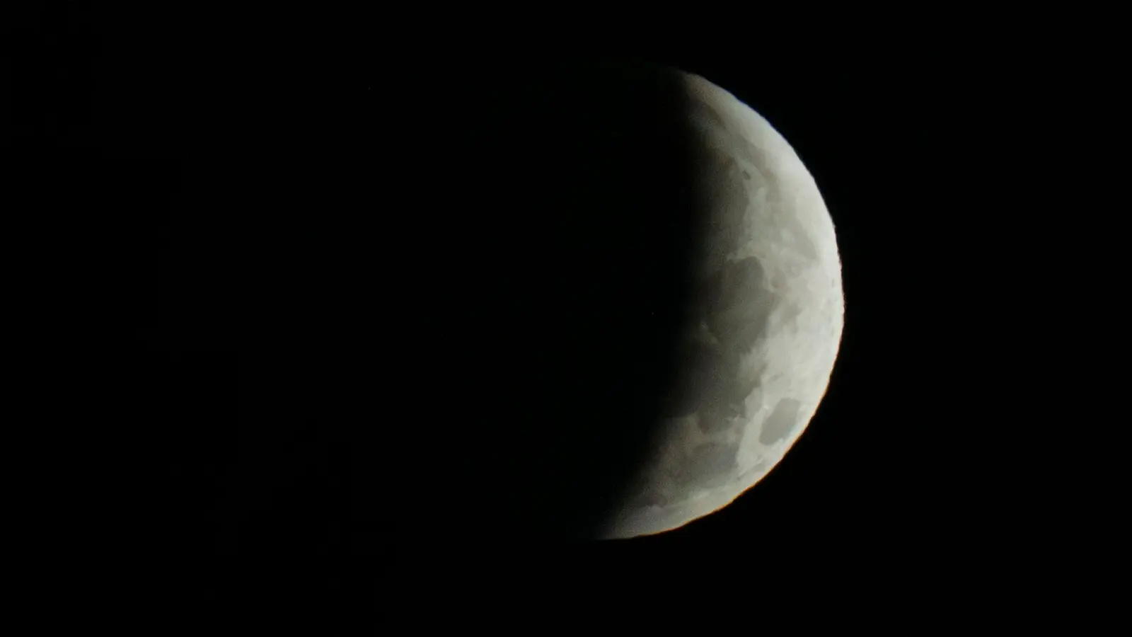 Auch in Bayern war die partielle Mondfinsternis zu sehen.  (Foto: Peter Kneffel/dpa)