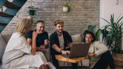 Vom eigenen Umfeld in Sachen Geldanlage beraten lassen? Das ist eher keine gute Idee. (Foto: Zacharie Scheurer/dpa-tmn)
