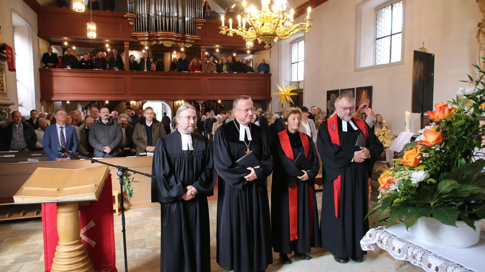 Sie gestalteten den Festgottesdienst in Lichtenau (von links): Pfarrer Michael Schauber, Landesbischof Christian Kopp, Pfarrerin Claudia Voigt-Grabenstein und Lichtenaus Pfarrer Claus Ebeling. (Foto: Alexander Biernoth)