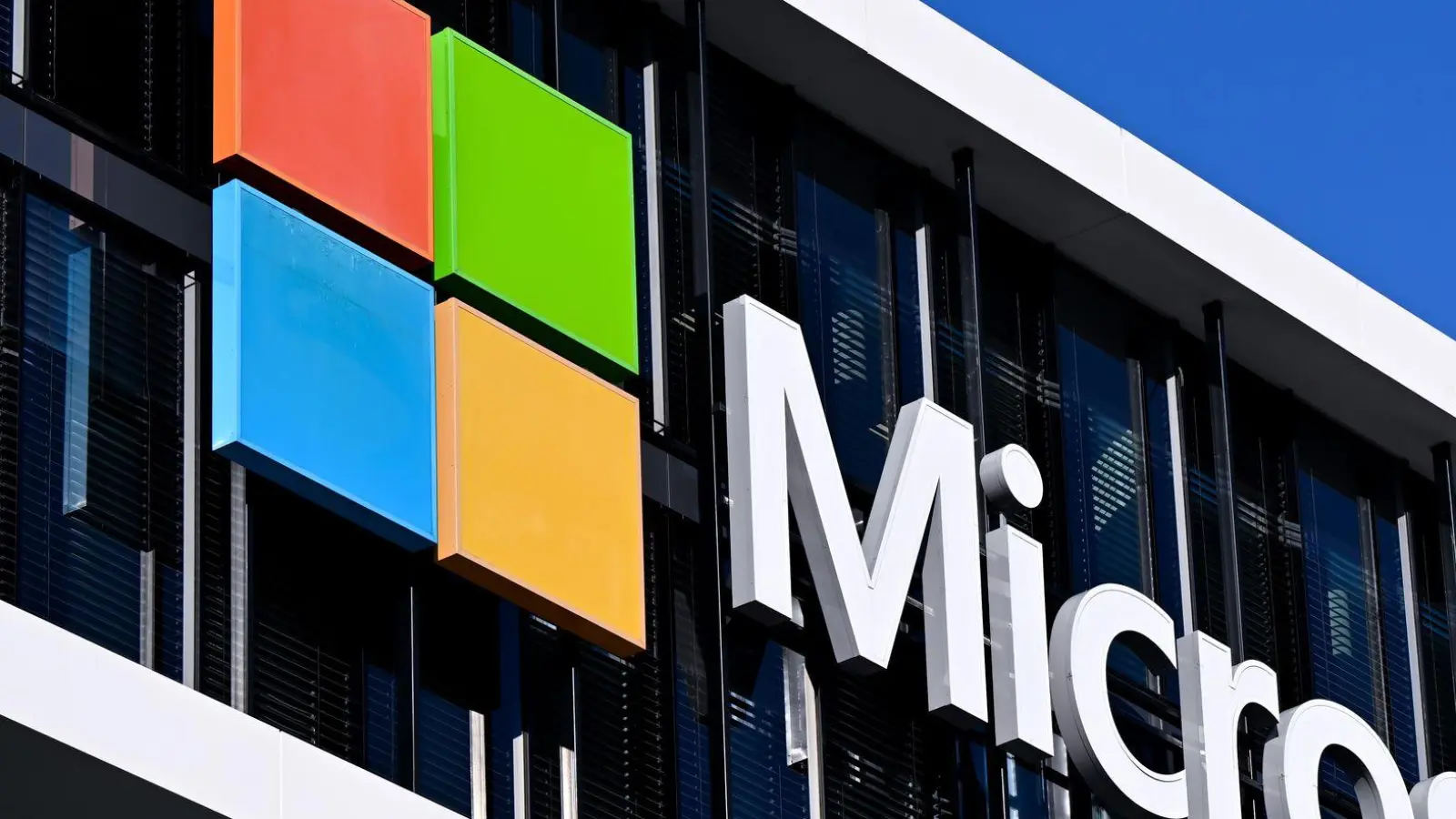 In der Münchner Zentrale von Microsoft ist der Freistaat Bayern ein gerngesehener Kunde. Jahr für Jahr überweist die Staatsregierung viele Millionen für die Nutzung der Produkte in der Verwaltung. (Illustration) (Foto: Sven Hoppe/dpa)