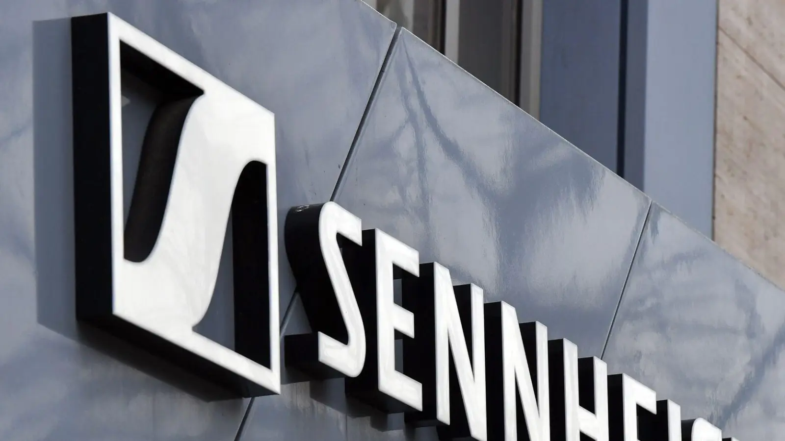 Die Kopfhörer-Marke „Sennheiser“ soll schon wieder den Besitzer wechseln. (Archivfoto) (Foto: Jens Kalaene/dpa-Zentralbild/dpa)