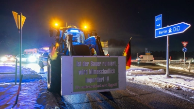 Bauernprotest blockiert A24 bei Kremmen (Foto: Soeren Stache/dpa)