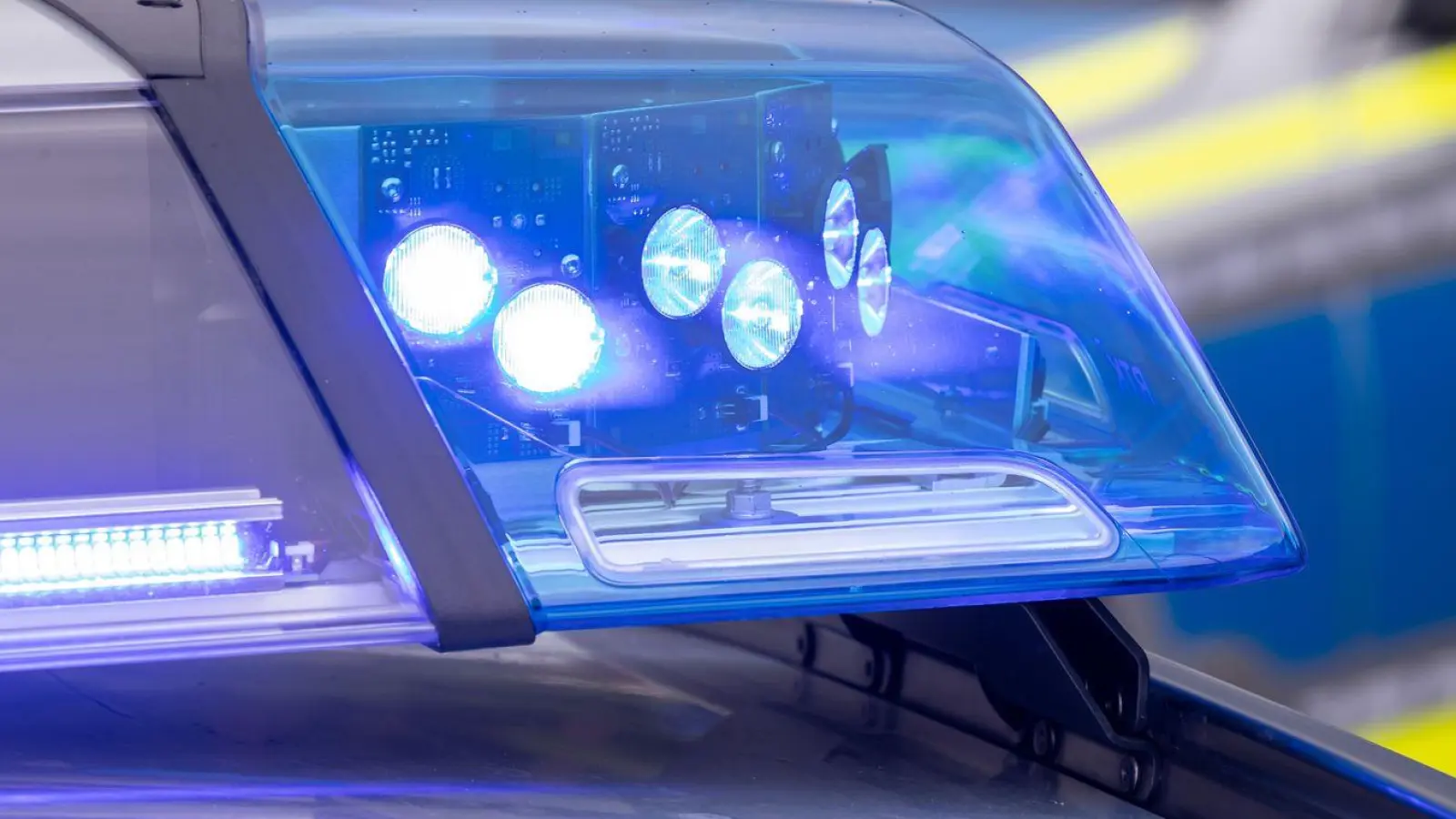 Nach einem Vorfall in Rödental reinigt eine Spezialfirma einen Bach und Teile der Itz. Die Polizei prüft einen möglichen Verstoß gegen das Wasserhaushaltsgesetz. (Symbolbild) (Foto: Daniel Karmann/dpa)