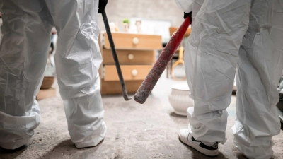 Gleich werden Scherben und Splitter fliegen: Zwei Kunden haben den Wutraum betreten. (Foto: Fabian Strauch/dpa)