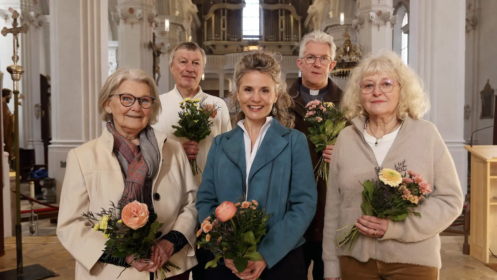 Freuen sich auf bunten Strauß an Konzerten (von links): Elisabeth Vogl, Stefan Ubl. Dorina Jechnerer, Peter Hauf und Martina Roth-Ubl vom Trägerkreis der Stiftsbasilikakonzerte Herrieden. (Foto: Thomas Wirth)