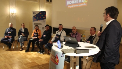 Stellten sich den Fragen von Moderator Matthias Fack (von rechts): Thomas Deffner, Hans-Jürgen Eff, Andreas Abs, Michael Jakob, Elke Homm-Vogel, Boris-André Meyer und Oliver Rühl. (Foto: Robert Maurer)