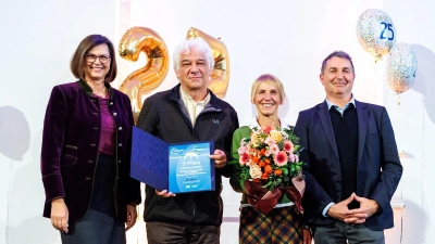 Landtagspräsidentin Ilse Aigner (links) überreichte die Auszeichnung. Lothar Schmidt, Camilla Ebert und Thomas Glück (von rechts) nahmen sie stellvertretend für das Organisationsteam entgegen. (Foto: Bildarchiv Bayerischer Landtag/Matthias Balk)