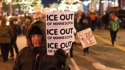 Die Wut auf der Straße gegen Trumps radikale Abschiebepolitik wächst. (Foto: Adam Gray/AP/dpa)