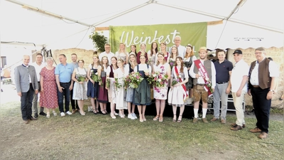 Beste Laune bei bestem Wetter: die zahlreichen Weinhoheiten und Ehrengäste in Tauberzell beim Weinfest. In der Mitte vorne im dunklen Dirndl ist die Tauberzeller Weinprinzessin Nina I. zu sehen. (Foto: Karl-Heinz Gisbertz)