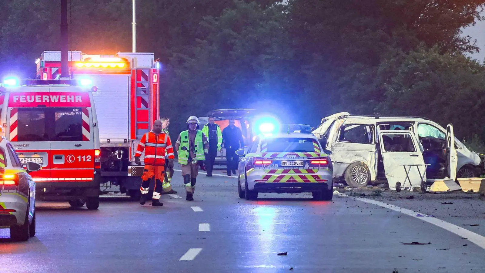 Der Unfall ereignete sich den Angaben eines Polizeisprechers zufolge gegen 03.05 Uhr auf der Fahrbahn Richtung Trier. (Foto: Daniel Evers/dpa)