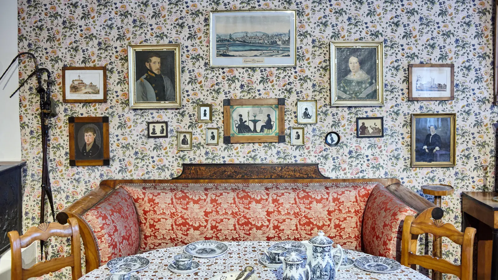 Eines der Epochenzimmer im Fränkischen Museum in Feuchtwangen bietet einen Einblick in die Wohnkultur des Biedermeiers. Es wurde auch für den Feuchtwanger Kalender 2027 abgelichtet.  (Repro: Erich Herrmann)