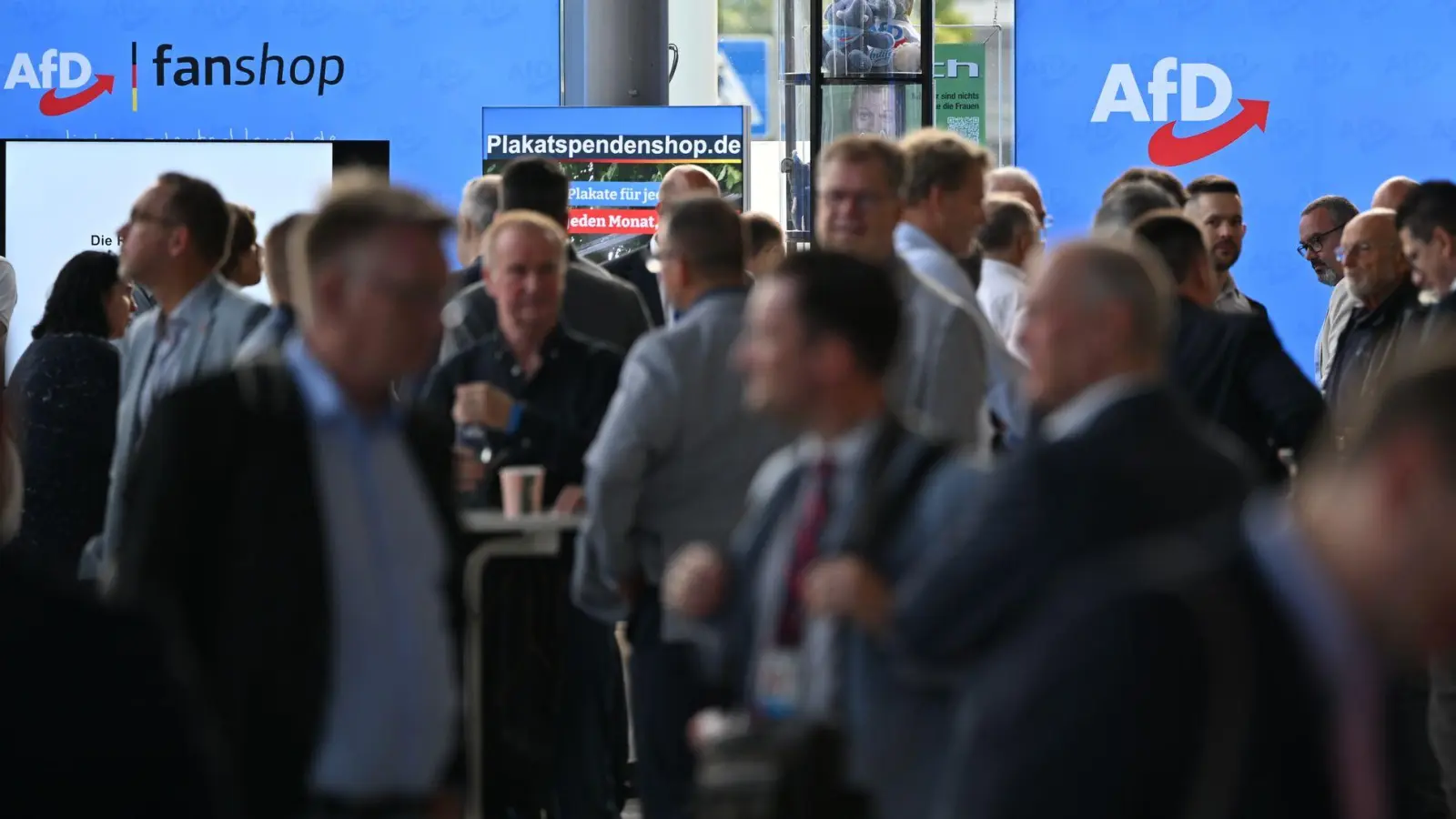 Warten, bevor der Parteitag losgeht: AfD-Delegierte in Erfurt. (Foto: Martin Schutt/dpa)