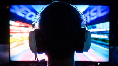 Ein Computerspieler bei der Messe Gamevasion in Hannover 2024. (Foto: Julian Stratenschulte/dpa)