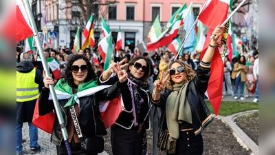 Die Polizei sprach zum Auftakt von rund 250 Demonstrierenden. (Foto: Matthias Balk/dpa)