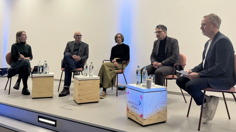 Diskutierten über Handy-Nutzung bei jungen Menschen (von links): Julia Sasse, Thomas Feibel, Marion Händel, Patrick Nonell, Markus Paul. (Foto: Philipp Warausch)