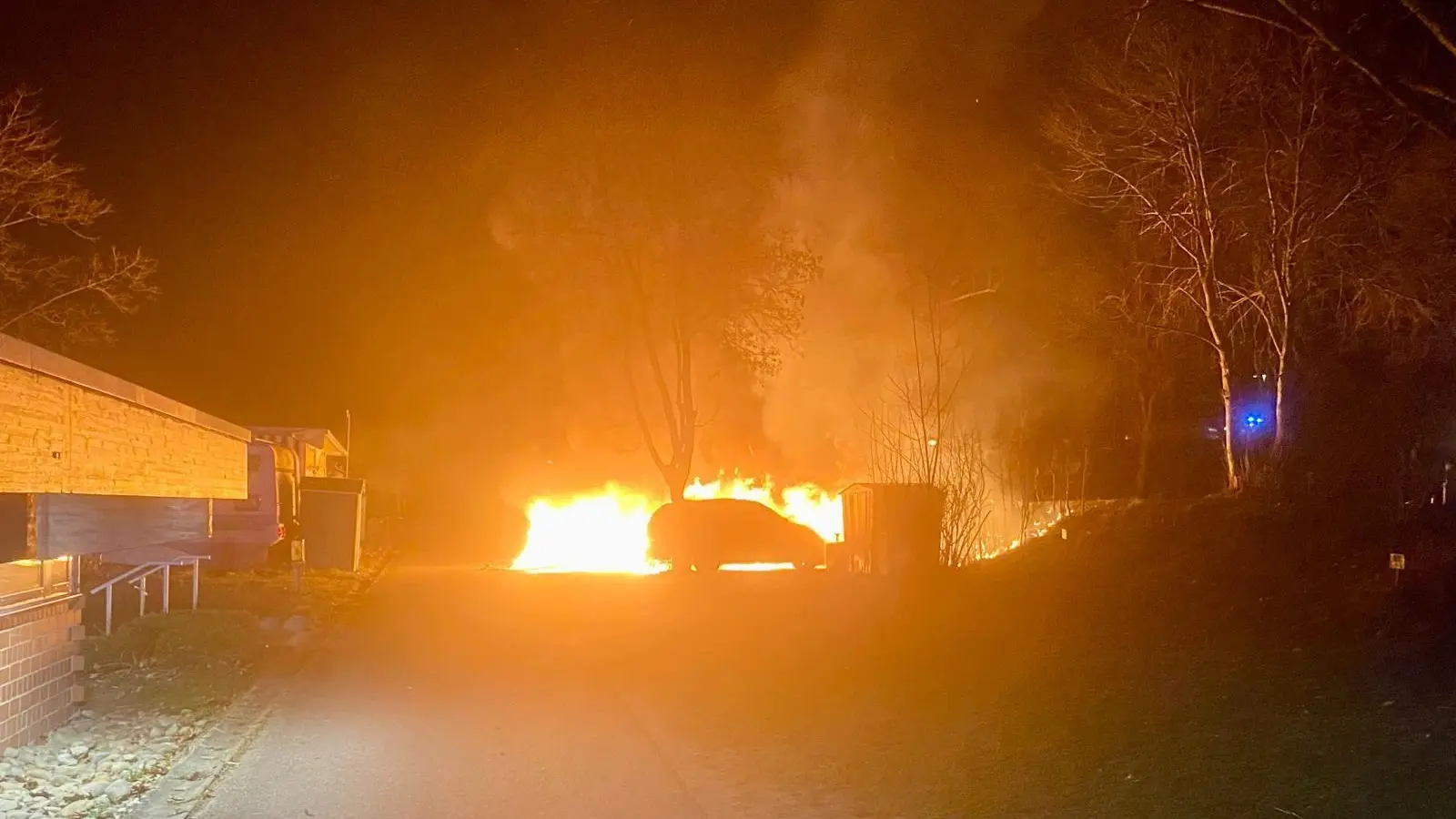Als die Dinkelsbühler Feuerwehr eintraf, stand der Wohnwagen in Vollbrand. (Foto: Feuerwehr Dinkelsbühl)