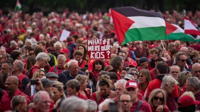 Zehntausende Niederländer verlangen von ihrer Regierung einen schärferen Kurs gegenüber Israel. (Foto: Phil Nijhuis/ANP/dpa)