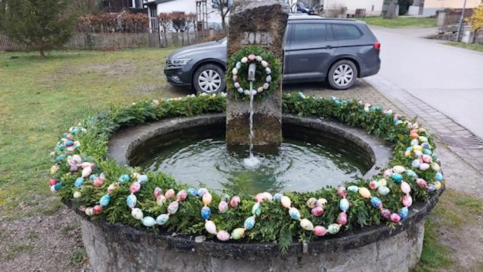 Viele große und kleine Helfer haben beim Schmücken des Markt Nordheimer Osterbrunnens geholfen. (Foto: Aike Strauß)