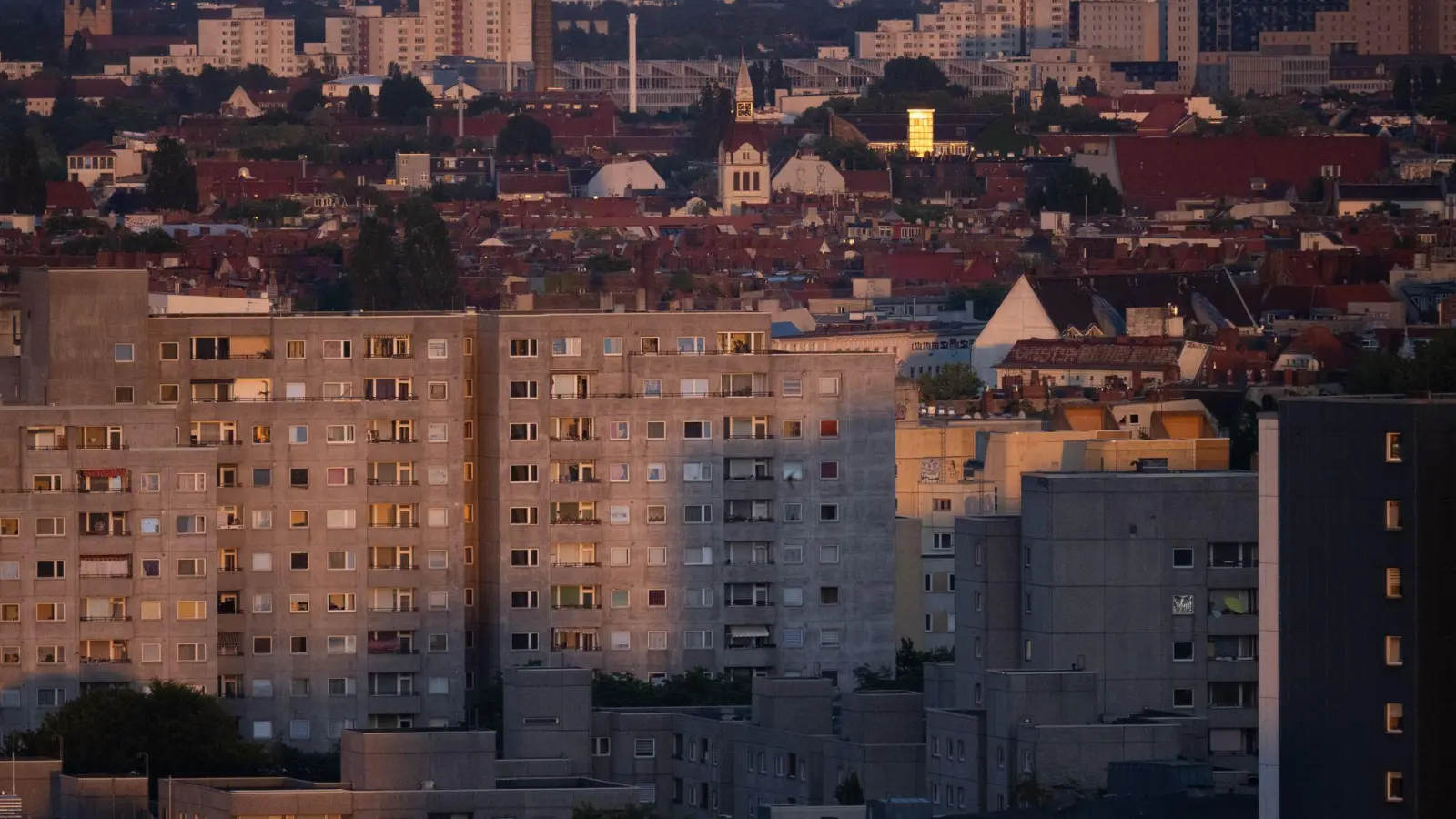 In Berlin fehlen Wohnungen und nicht nur dort. Doch kann das Land Wohnungskonzerne zwingen, sie abzugeben? Und könnte der Bund das Land daran hindern? (Archivbild) (Foto: Sebastian Gollnow/dpa)