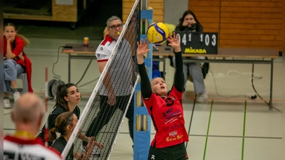 Die Ansbacherinnen (hier Ina Baumann im Spiel gegen Planegg-Krailing) strecken sich nach dem zweiten und dritten Saisonsieg. (Foto: Markus Zahn)