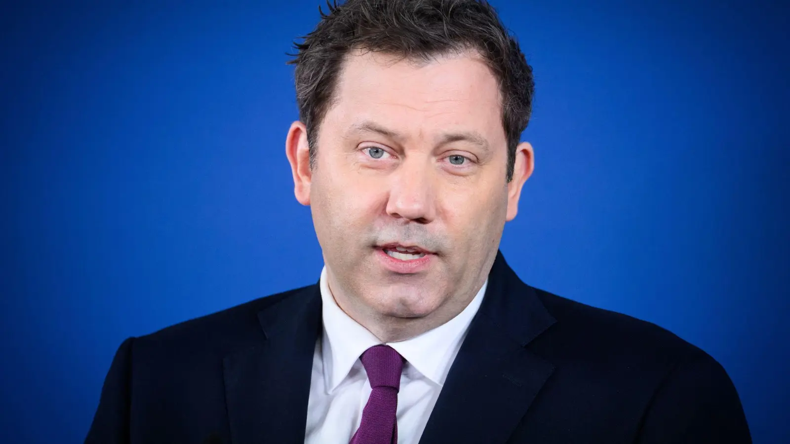 Pendlerpauschale rauf? Lars Klingbeil will dafür Geld bei den Ölkonzernen abschöpfen. (Foto: Bernd von Jutrczenka/dpa)