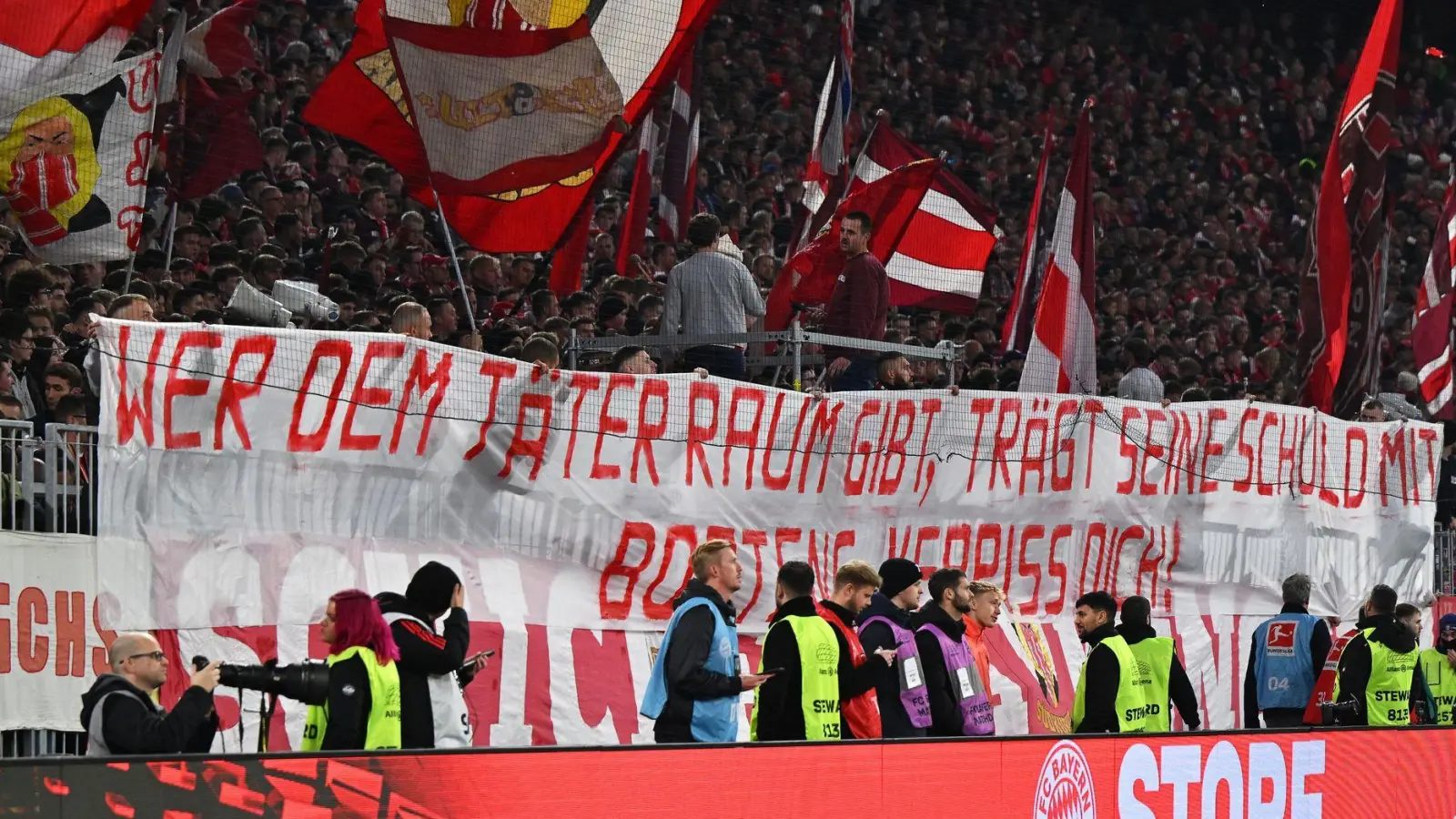 Bayern-Fans zeigten beim Duell gegen Dortmund ein Transparent gegen Ex-Profi Jérôme Boateng. (Foto: Sven Hoppe/dpa)