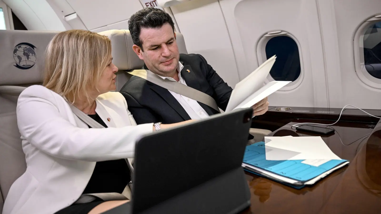 Nancy Faeser und Hubertus Heil auf dem Flug von Ottawa nach Toronto. (Foto: Britta Pedersen/dpa)