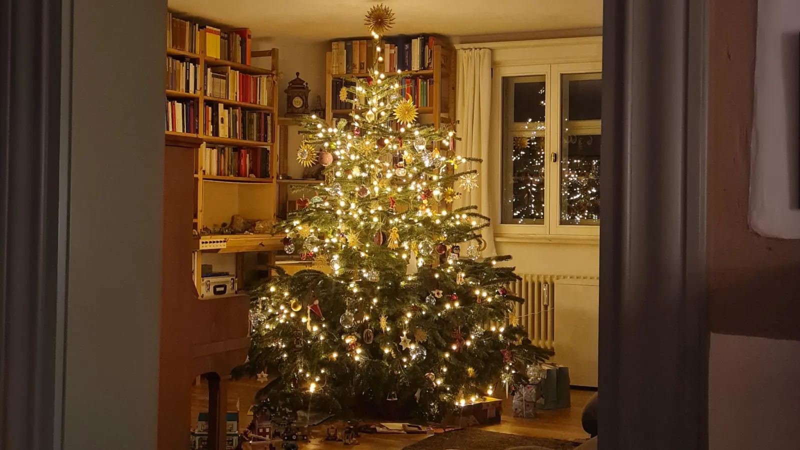 Es ist ein magischer Moment: Wenn sich an Heiligabend die Tür zum Wohnzimmer öffnet und die Kerzen am Weihnachtsbaum hell scheinen, so wie hier im Haus des Bad Windsheimer Dekans Jörg Dittmar. (Foto: Jörg Dittmar)