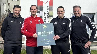 Ein neues Schild für den SV Segringen: (von links) Tobias Melzer, Vorsitzender Jürgen Moßhammer, DFB-Stützpunktkoordinator Christoph Weber und Andreas Gössl. (Foto: Nele Moßhammer)