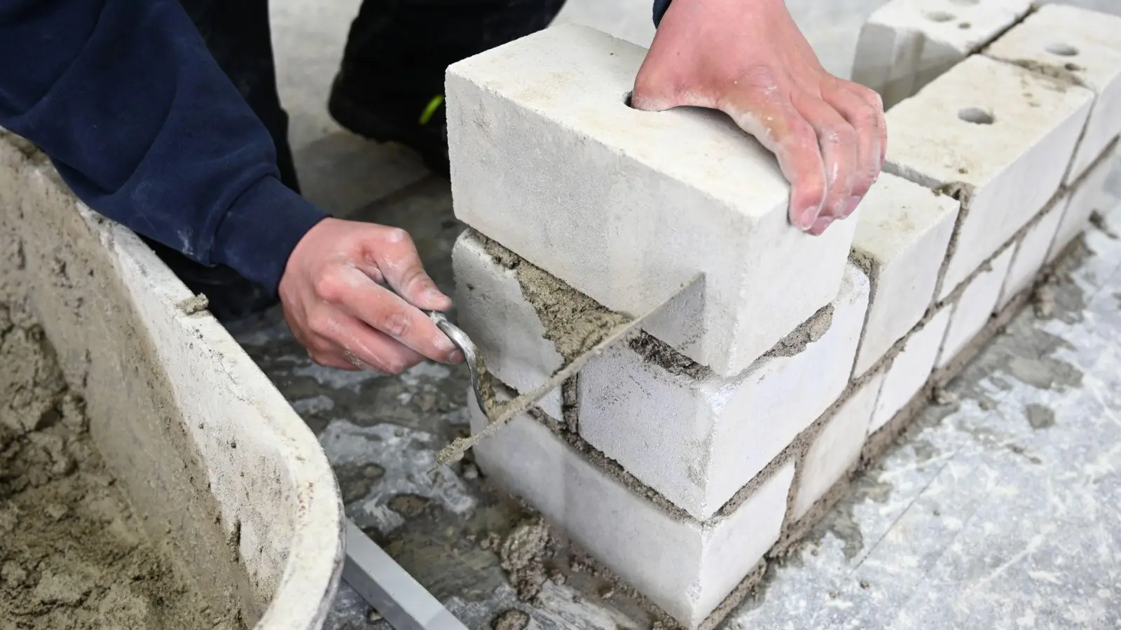 Zement, Beton und Mörtel sind wichtige Baustoffe. (Symbolbild) (Foto: Felix Kästle/dpa)