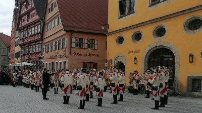 Aus einem reichen Repertoire an Stücken schöpften die Musiker der Knabenkapelle bei ihrem Auftritt in der Dinkelsbühler Altstadt. (Foto: Friedrich Zinnecker)