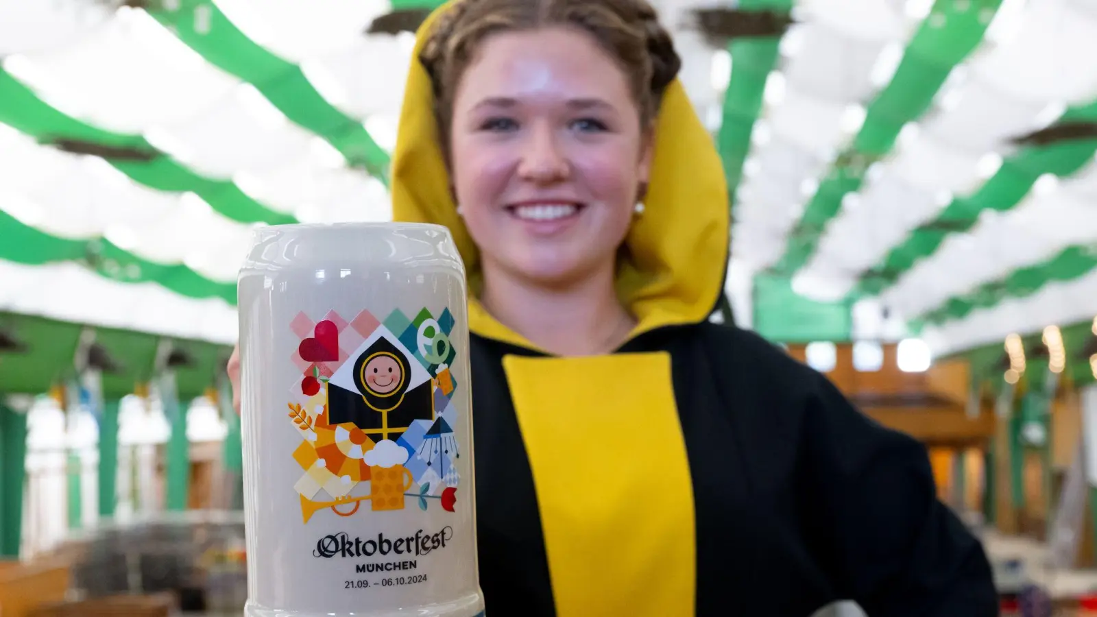 Das Münchner Kindl auf dem Wiesnkrug soll für Gastfreundlichkeit und Weltoffenheit Münchens und des Oktoberfests stehen.  (Foto: Sven Hoppe/dpa)