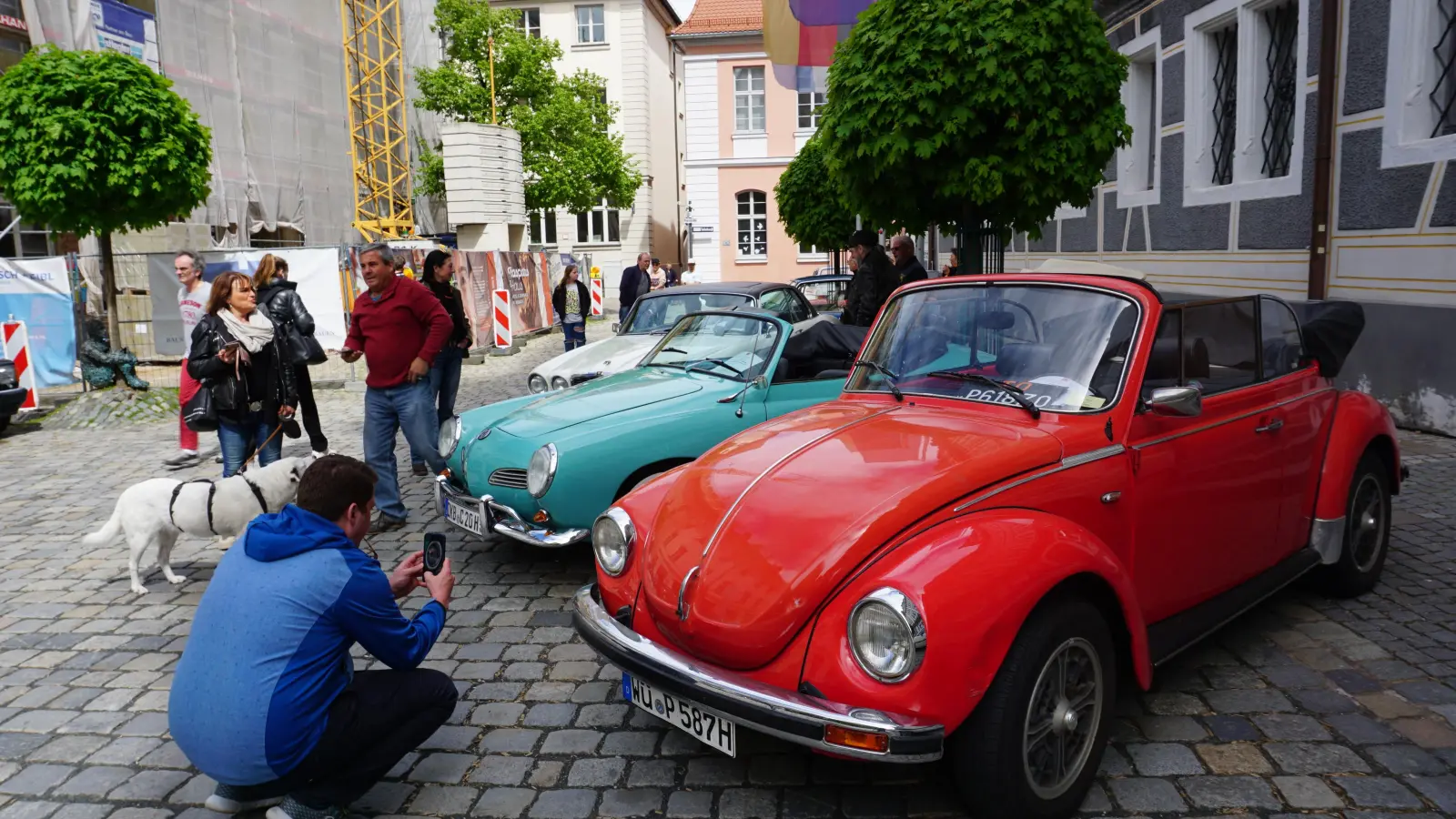 Bewundernde Blicke erntet dieser VW Käfer 1303, Baujahr 1976, auf dem Montgelasplatz. (Foto: Andrea Walke)