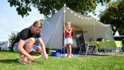 Wer nachhaltig verreisen möchte, ist auf dem Campingplatz ganz richtig. Urlauber können hier ihre Bleibe sogar danach auswählen, wie umweltfreundlich der Platz ist. (Foto: Tobias Hase/dpa-tmn)