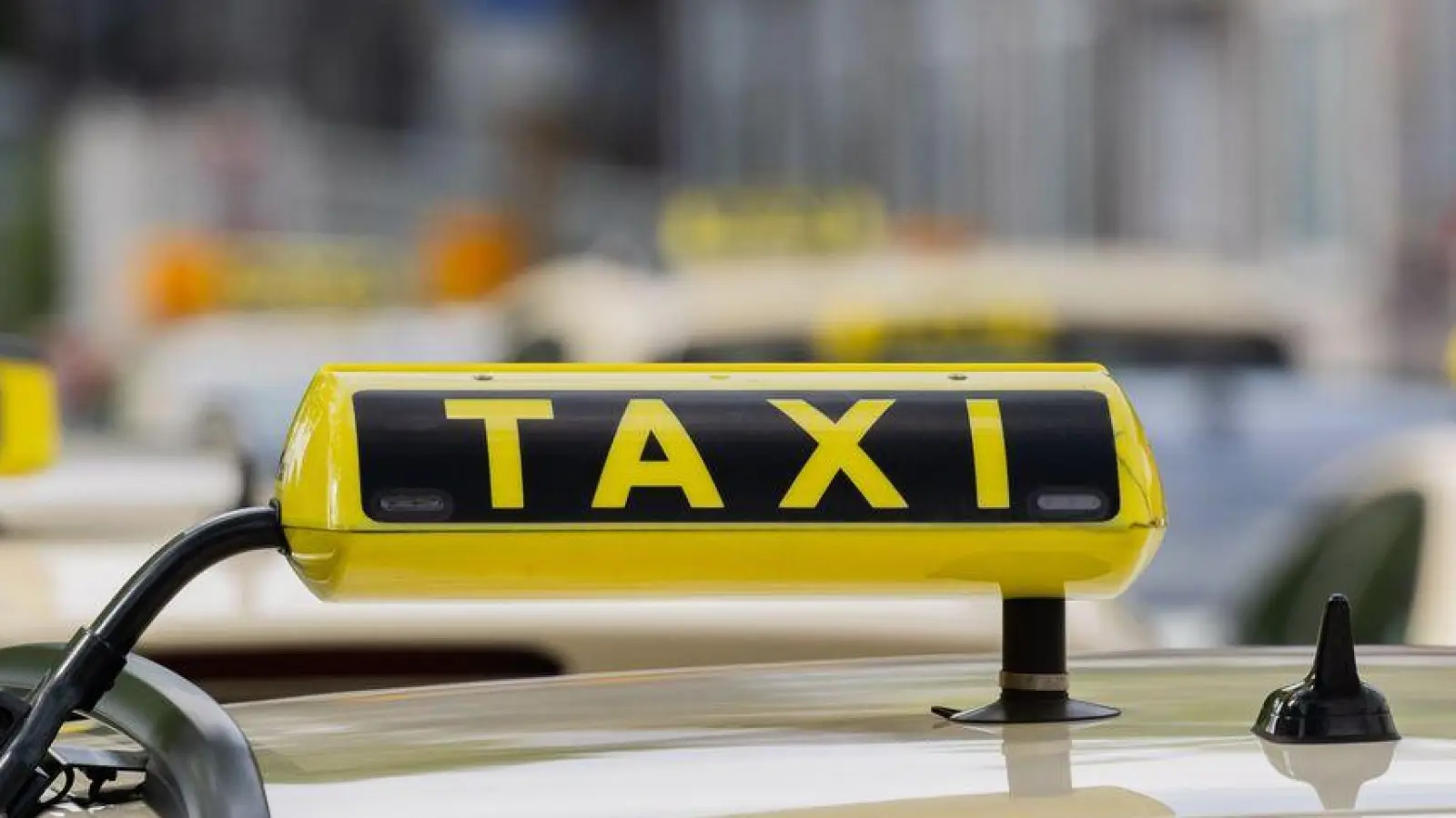 Die Taxibranche kämpft seit Jahren gegen den Wettbewerb durch Mietwagenplattformen wie Uber oder Bolt. (Archivbild) (Foto: Rolf Vennenbernd/dpa)