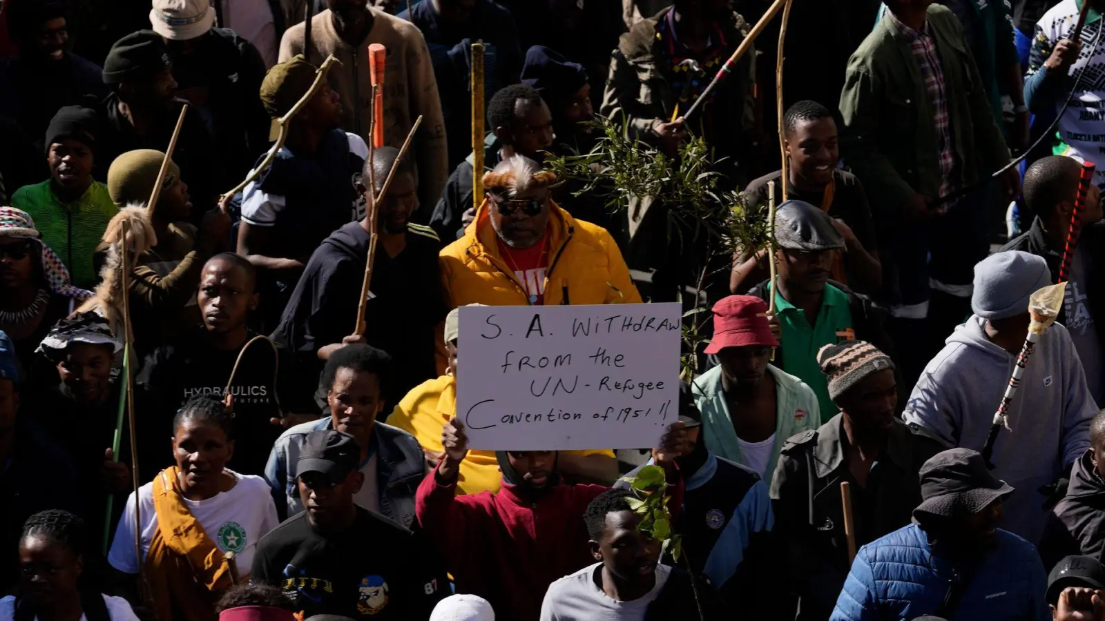 Am Rande der Märsche kam es zu Übergriffen.  (Foto: Themba Hadebe/AP/dpa)