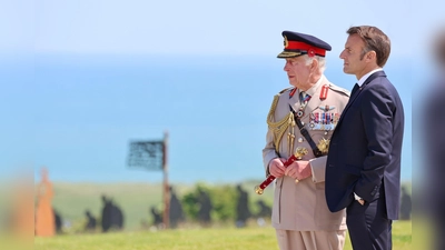 Gemeinsam stehen der britische König Charles III. und der französische Präsident Emmanuel Macron an der Atlantikküste in der Normandie. Am 6. Juni 1944 landeten hier die Soldaten der Alliierten. (Foto: Chris Jackson/PA Wire/dpa)