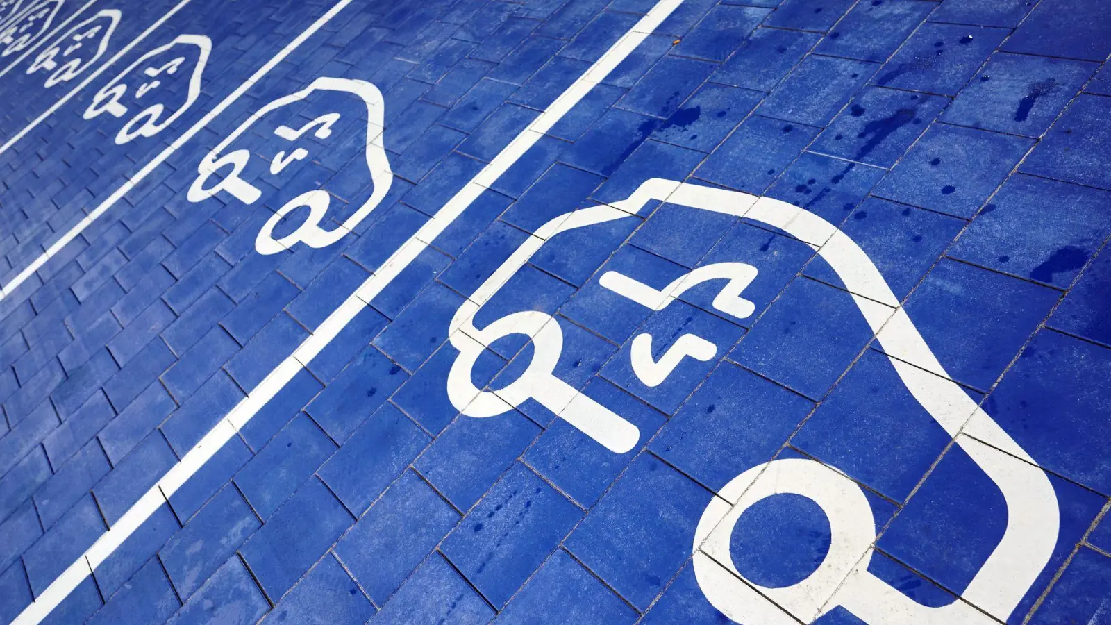 Keine Sorge vor zu geringer Reichweite: Größere Batterien, ein engmaschigeres Ladenetz und integrierte Navigationssysteme machen die Streckenplanung einfacher und sorgen für eine zuverlässige Stromversorgung. (Foto: Bernd Thissen/dpa)