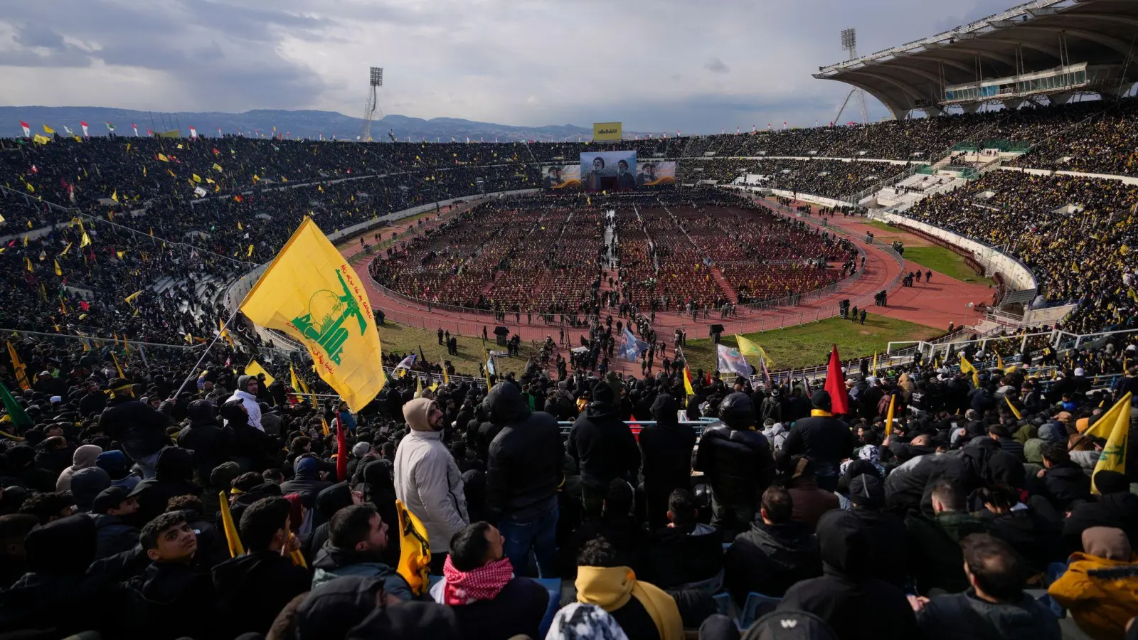 Die Hisbollah feiert ihren getöteten Anführer Nasrallah bei einer aufwendigen Zeremonie. (Foto: Hassan Ammar/AP/dpa)