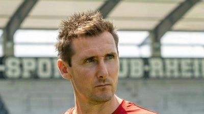 Miroslav Klose, Fußballtrainer aus Deutschland, steht auf dem Spielfeld. (Foto: Dietmar Stiplovsek/apa/dpa/Archivbild)