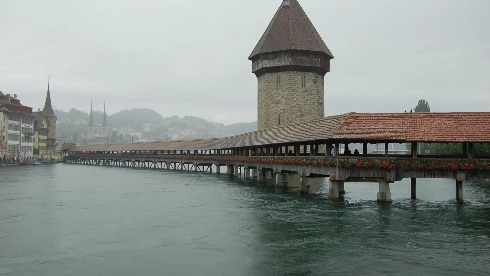 Die Kapellbrücke über den Reuss in Luzern. (Foto: Christa Frühwald)