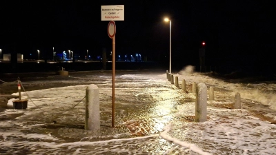 Wellen überspülten die Uferpromenade in Wilhelmshaven.  (Foto: Kai Moorschlatt/dpa)
