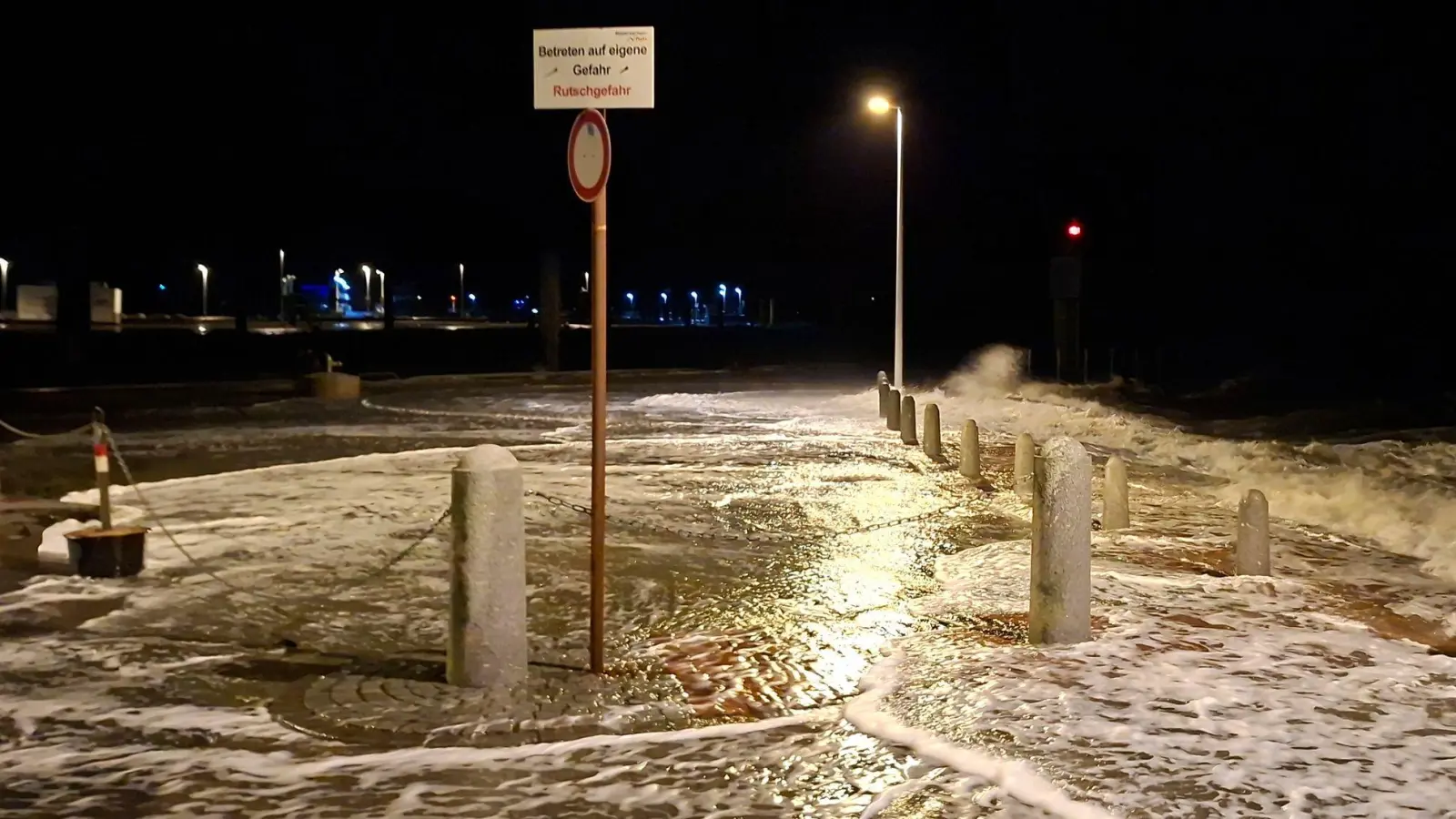 Wellen überspülten die Uferpromenade in Wilhelmshaven.  (Foto: Kai Moorschlatt/dpa)